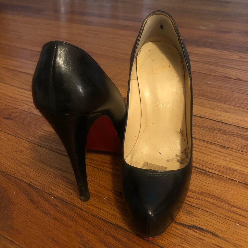 Black pumps